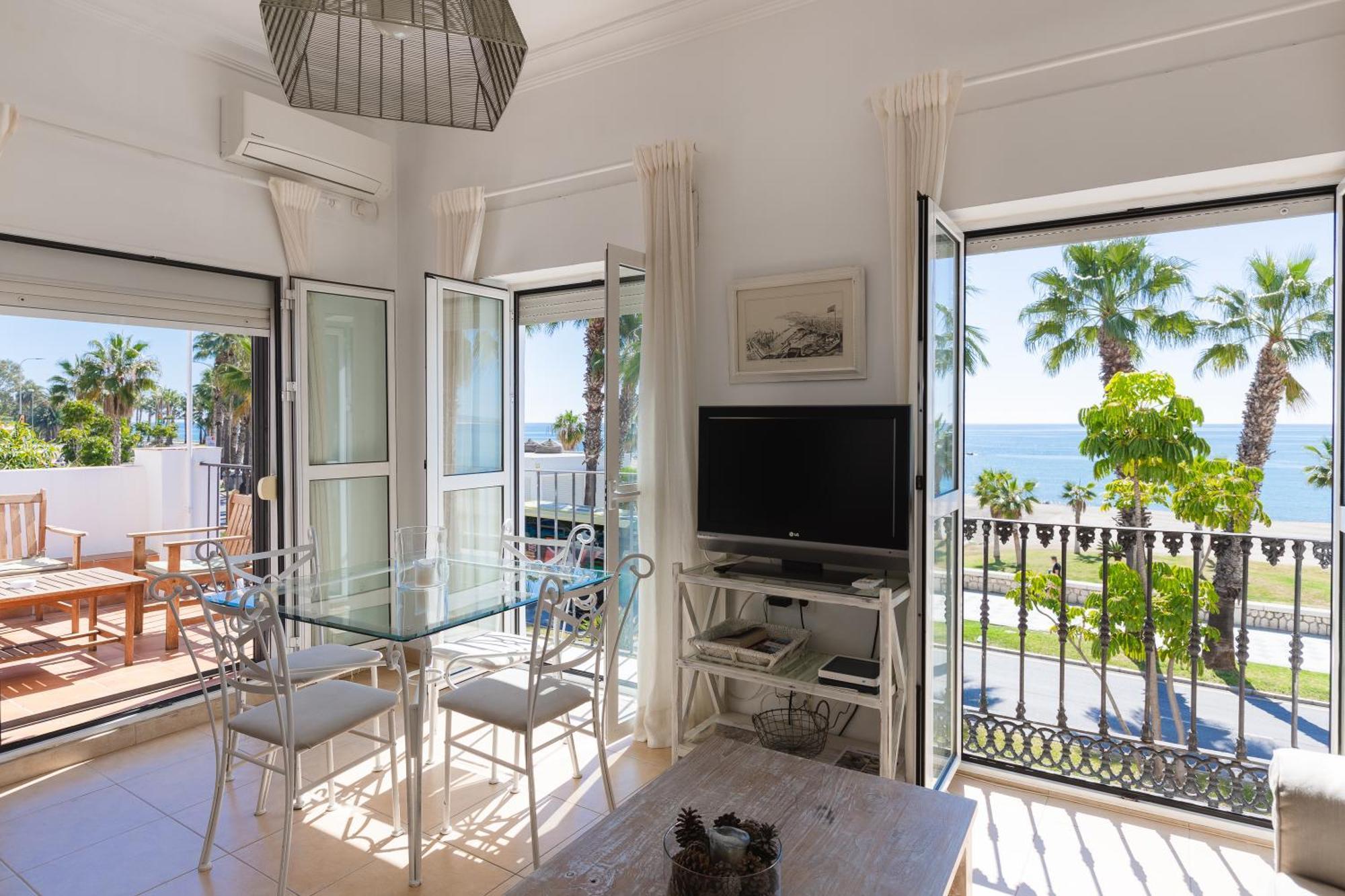 Apartamento Con Encanto En Primera Linea De Playa Malaga Exterior photo